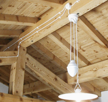 Можливі помилки електромонтажу в дерев’яному будинку: відкрита проводка